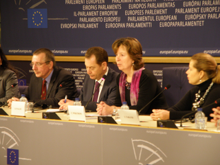 Diana at the press conference to launch her Presidency bid flanked by supporrters